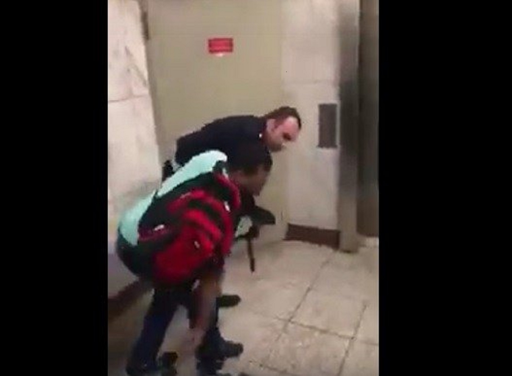 Σύνταγμα: Επεισοδιακή σύλληψη αλλοδαπού μικροπωλητή στον σταθμό του Μετρό [vid]