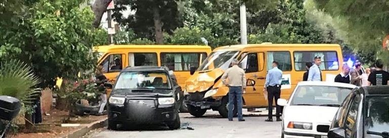 Βουλιαγμένη: Τροχαίο με σχολικό λεωφορείο [pics]
