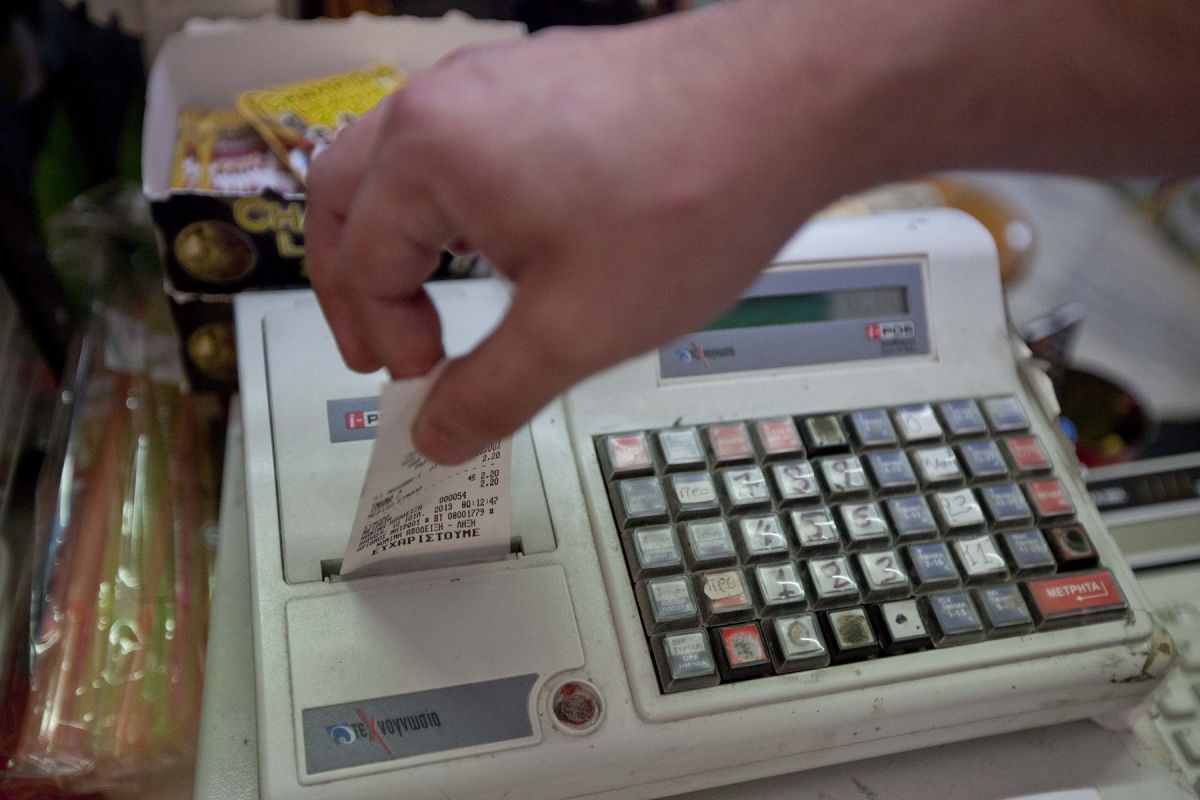 ΑΑΔΕ: Απόσυρση των ταμειακών μηχανών που δεν έχουν δυνατότητα διασύνδεσης online