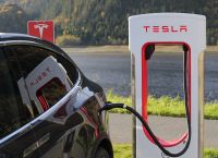 Tesla ηλεκτροκίνητη εθνική οδός: Τι σκοπεύει να κάνει ο αµερικανικός κολοσσός στη χώρα μας Tesla ηλεκτροκίνητη εθνική οδός: Τι σκοπεύει να κάνει ο αµερικανικός κολοσσός στη χώρα μας