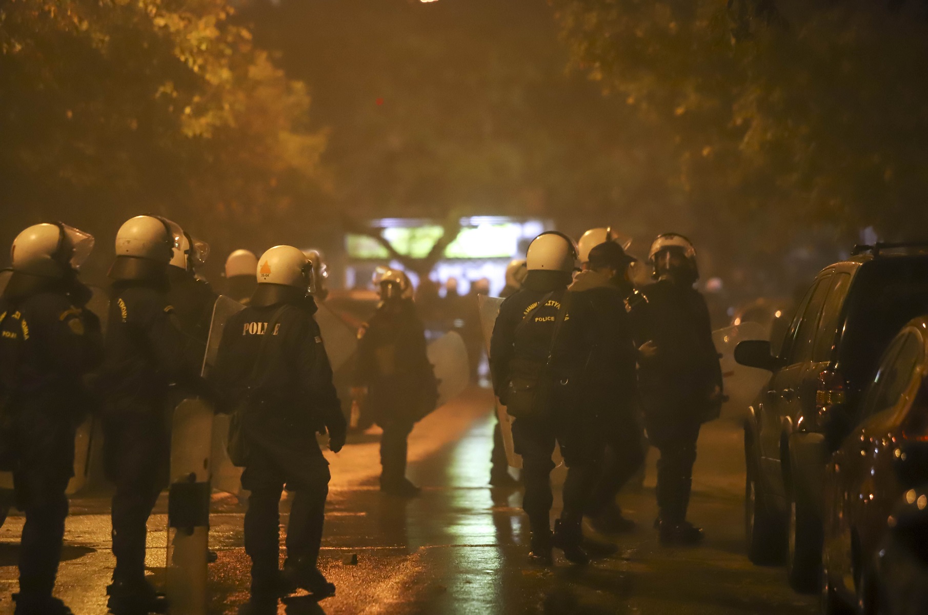 Θεσσαλονίκη: Άγρια επεισόδια στους δρόμους της πόλης – Φωτιές σε αυτοκίνητα