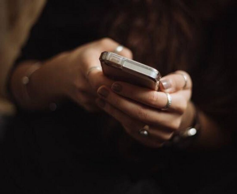 Δράμα: Άγνωστοι απέσπασαν 5.000 ευρώ από ηλικιωμένη – Γυναίκα παρίστανε την κόρη της μέσω τηλεφώνου