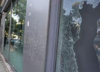 Δάφνη: Επίθεση με βαριοπούλες σε τράπεζα Δάφνη: Επίθεση με βαριοπούλες σε τράπεζα
