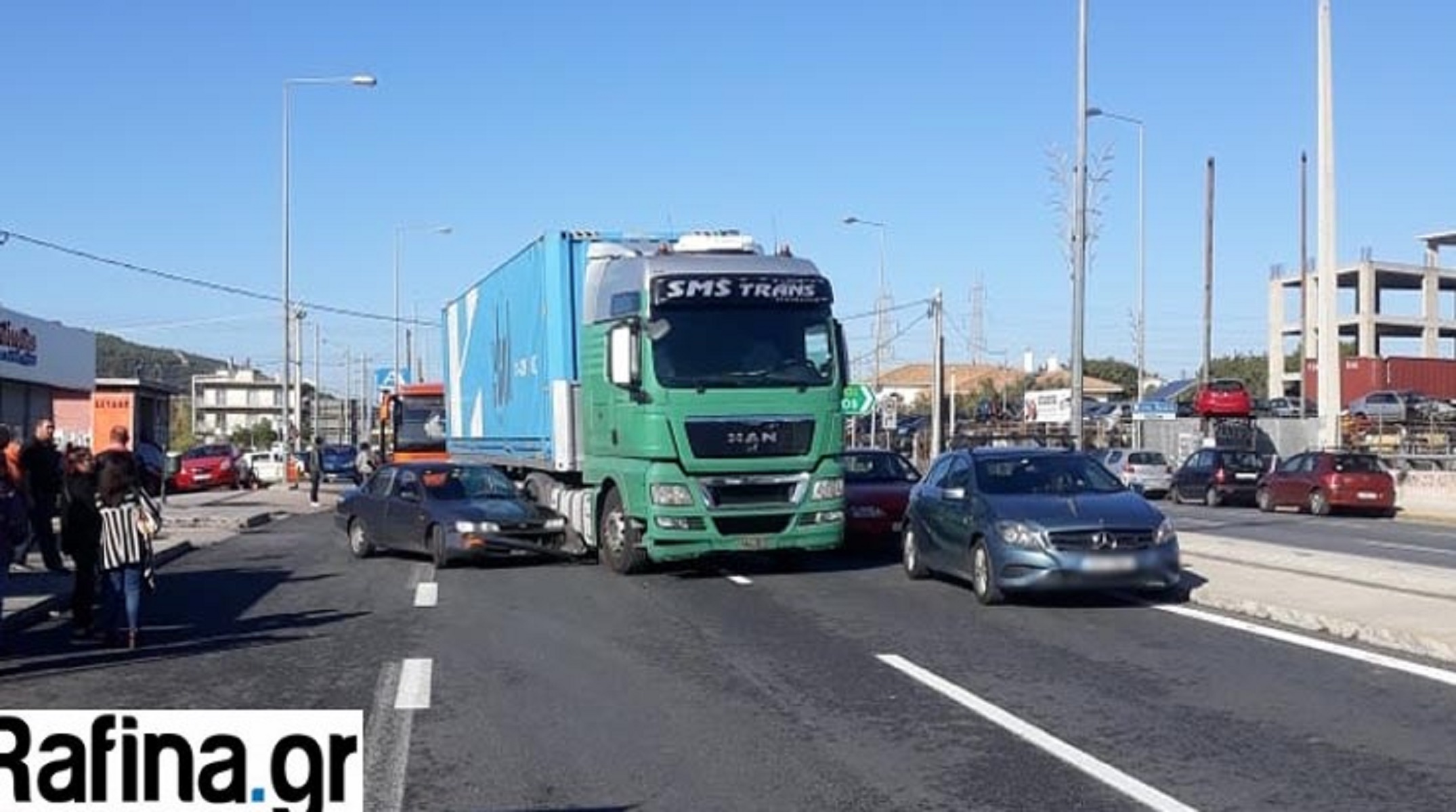 Κίνηση: Τροχαίο με νταλίκα στη λεωφόρο Μαραθώνος