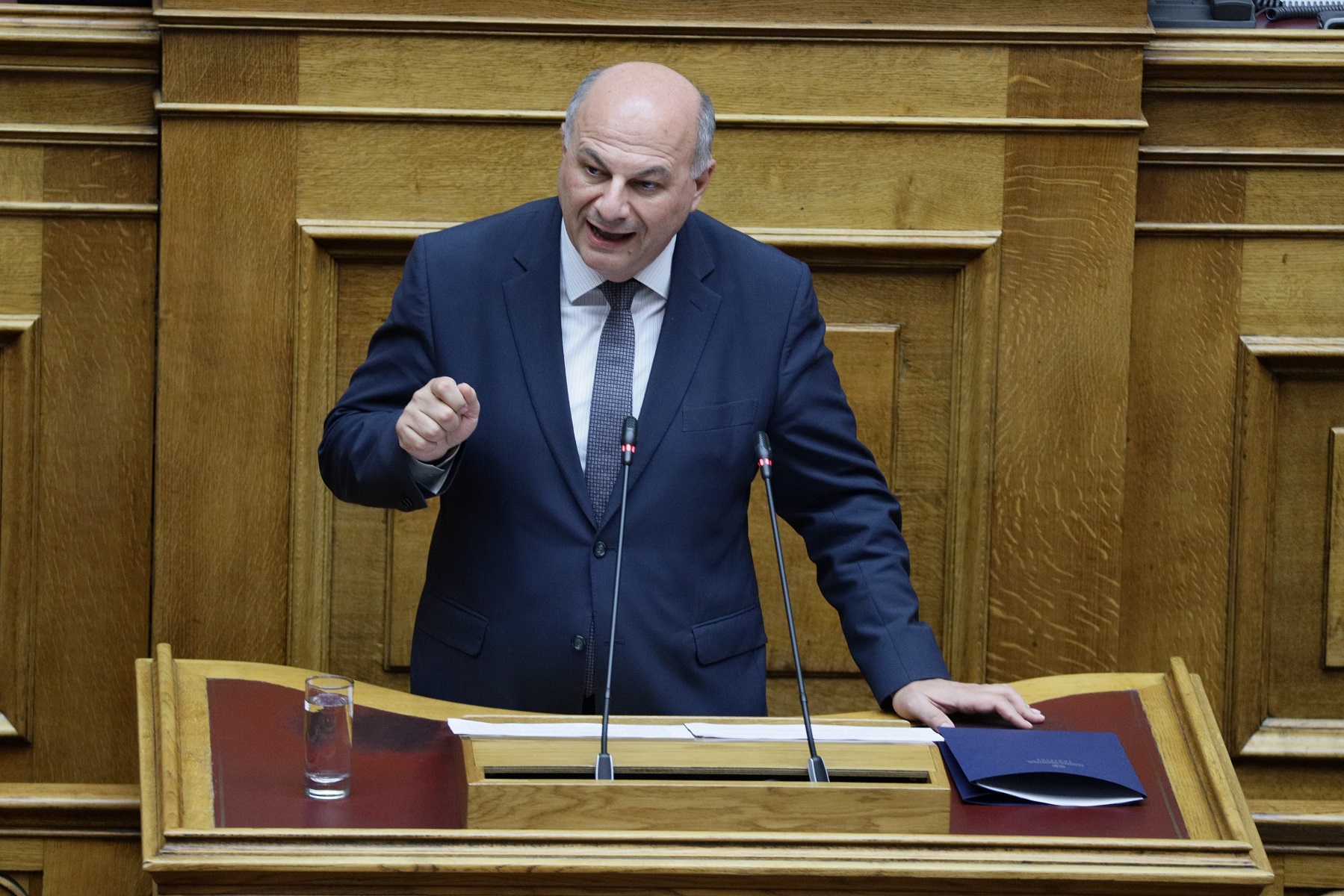Κώστας Τσιάρας Βουλή: Δεν παραγράφονται τα αδικήματα ενδοοικογενειακής βίας