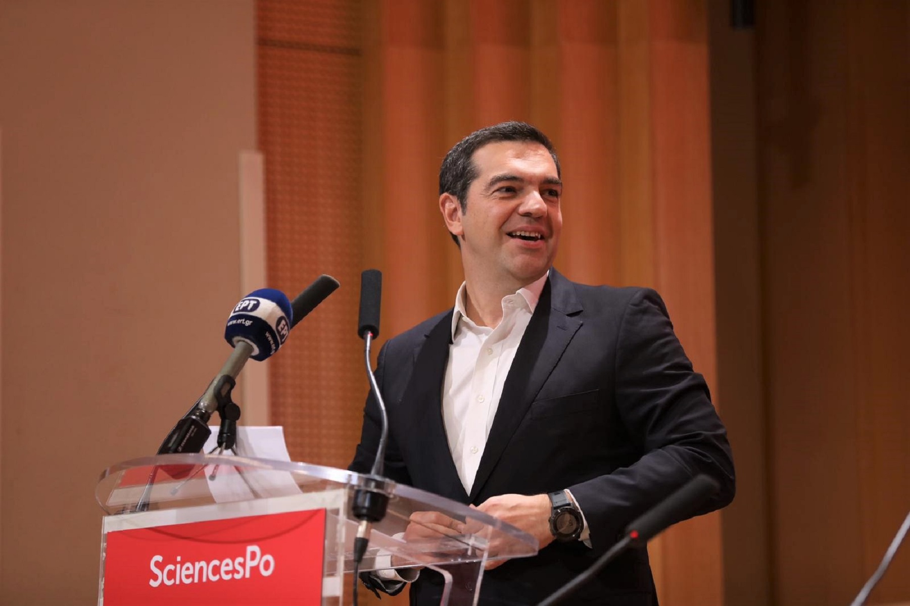 Αλέξης Τσίπρας Ενώπιος Ενωπίω: Η ζωή του, η σχέση με τον πατέρα του και η γνωριμία με τη Μπέτυ Μπαζιάνα [vid]