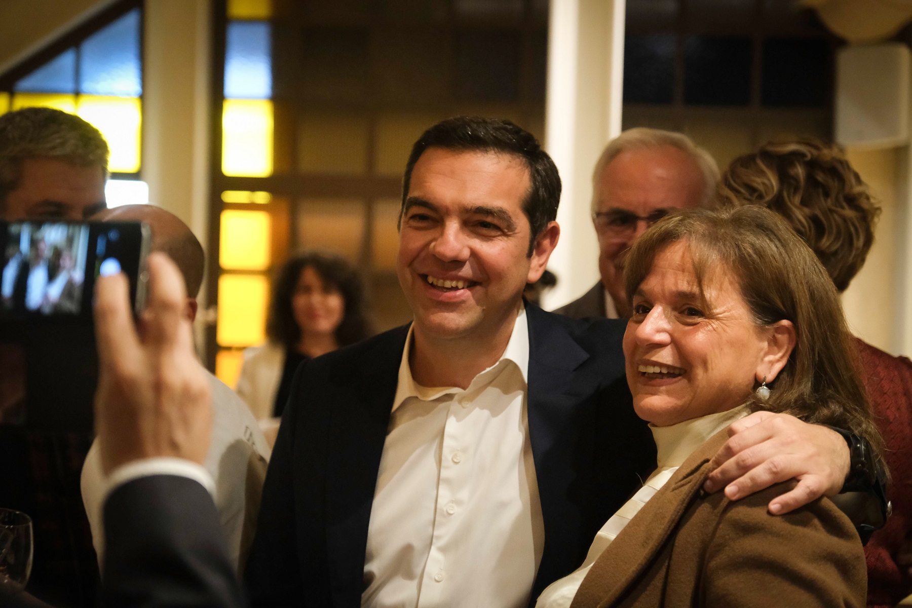 Αλέξης Τσίπρας: Για ποτό στου Ψυρρή με τους βουλευτές του ΣΥΡΙΖΑ
