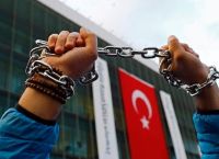 Τουρκία: Στη φυλακή έξι δημοσιογράφοι αντιπολιτευόμενης εφημερίδας Τουρκία: Στη φυλακή έξι δημοσιογράφοι αντιπολιτευόμενης εφημερίδας