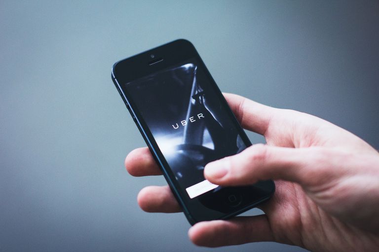 Uber: Έχασε την άδεια λειτουργίας της στο Λονδίνο