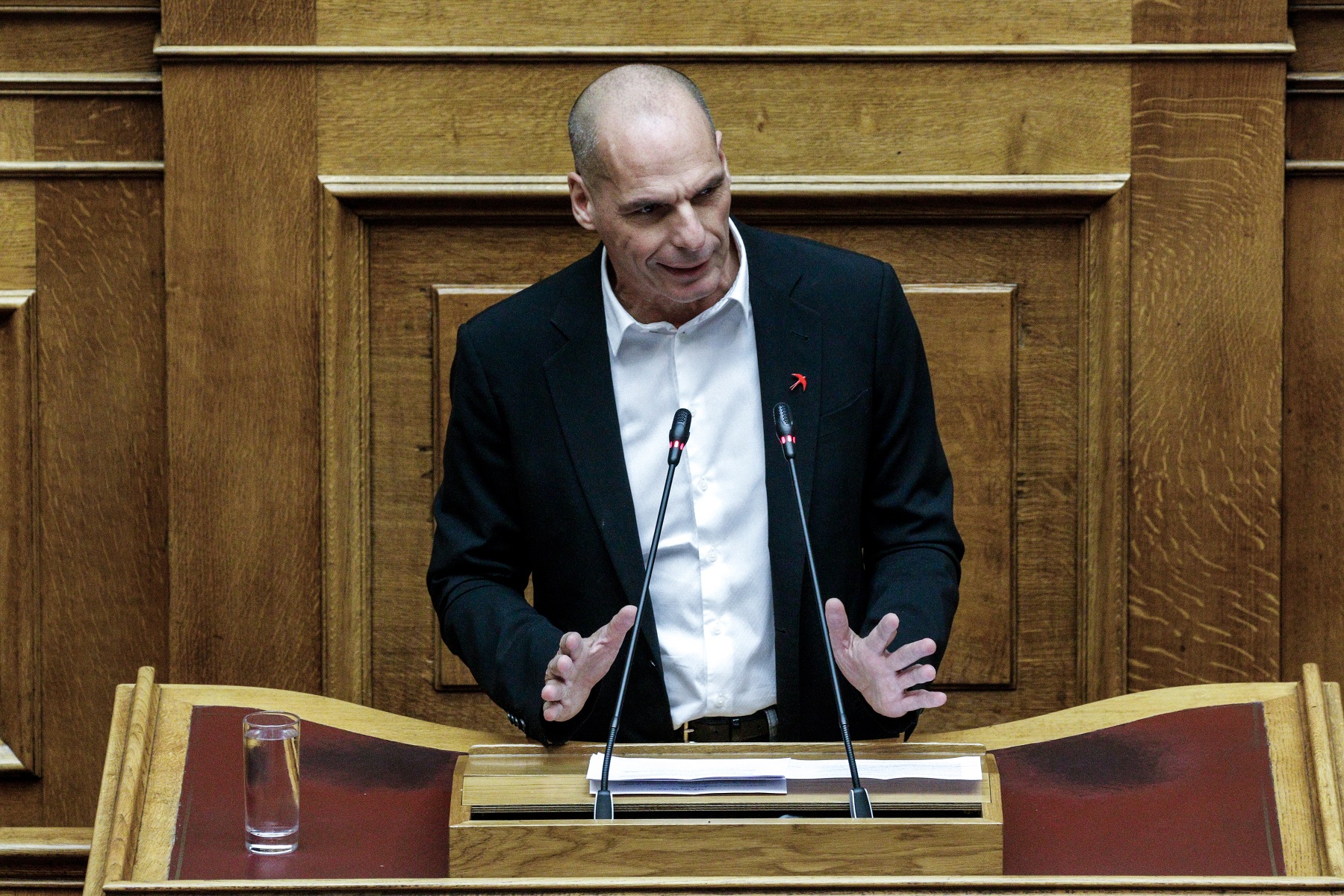 Γιάνης Βαρουφάκης: Κατέθεσε στη Βουλή τις ηχογραφήσεις από τα Eurogroup του 2015