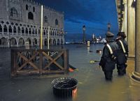 Βενετία: Σε κατάσταση καταστροφής η ιταλική πόλη – “Βουλιάζει” από πλημμύρες άνευ προηγουμένου
