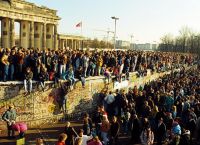 Τείχος του Βερολίνου: 30 χρόνια από την πτώση – Όταν άνοιξε η μπάρα [pics,vid]