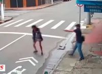 Βραζιλία: Σοκαριστικό βίντεο με άνδρα να εκτελεί εν ψυχρώ άστεγη που του ζήτησε χρήματα [vid]