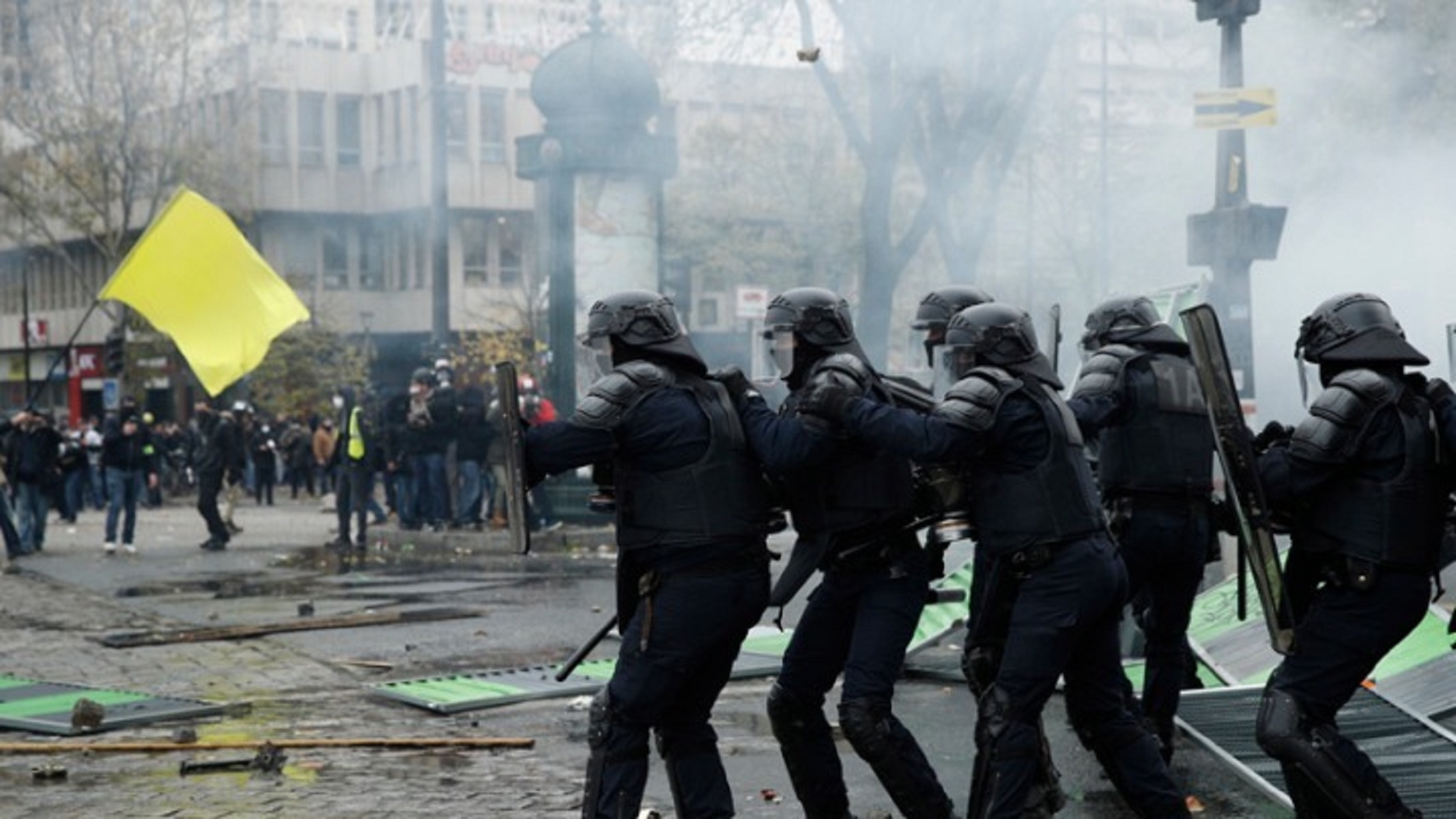 Κίτρινα Γιλέκα: Βίαια επεισόδια στο Παρίσι – Πάνω από 120 συλλήψεις