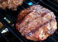 Αυτό είναι το μυστικό στο ψήσιμο για να γίνει το μπιφτέκι πάρα πολύ αφράτο [vid]