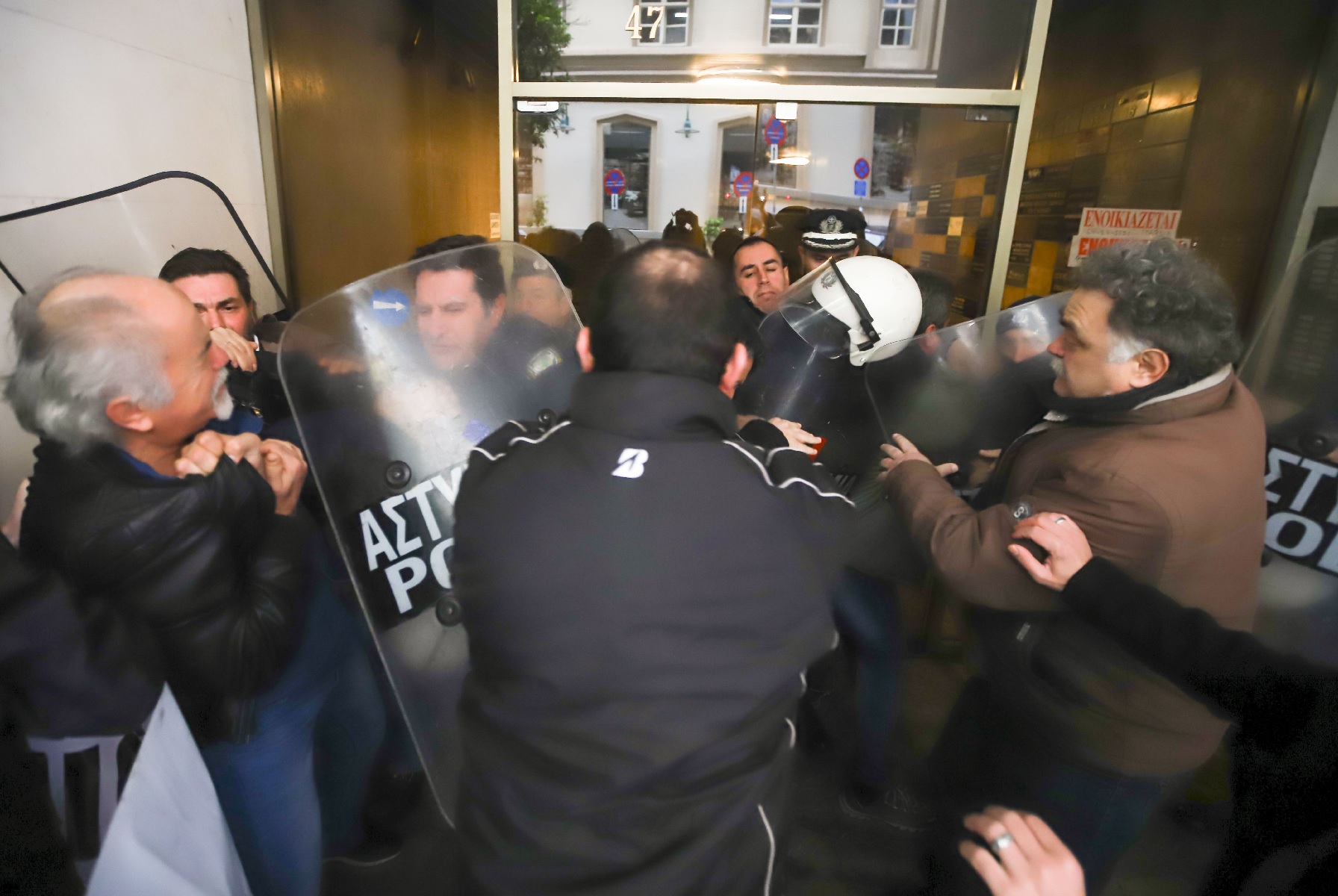 Θεσσαλονίκη: Ένταση με χημικά σε πλειστηριασμό