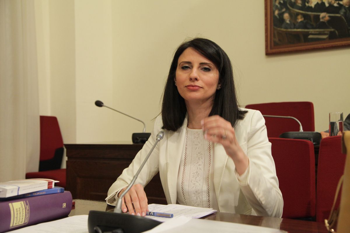 Νίνα Κασιμάτη: Συνεχίζεται ο σάλος για την ανάρτησή της – Να ανακαλέσει ζητά ο Κωνσταντίνος Τασούλας