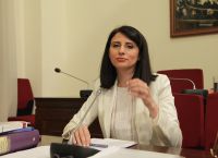 Νίνα Κασιμάτη: Συνεχίζεται ο σάλος για την ανάρτησή της – Να ανακαλέσει ζητά ο Κωνσταντίνος Τασούλας
