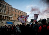 Ολυμπιακός – Ερυθρός Αστέρας: “Έκλεισαν” το Σύνταγμα οπαδοί των δύο ομάδων – Πανικός στους δρόμους [pics&vid]