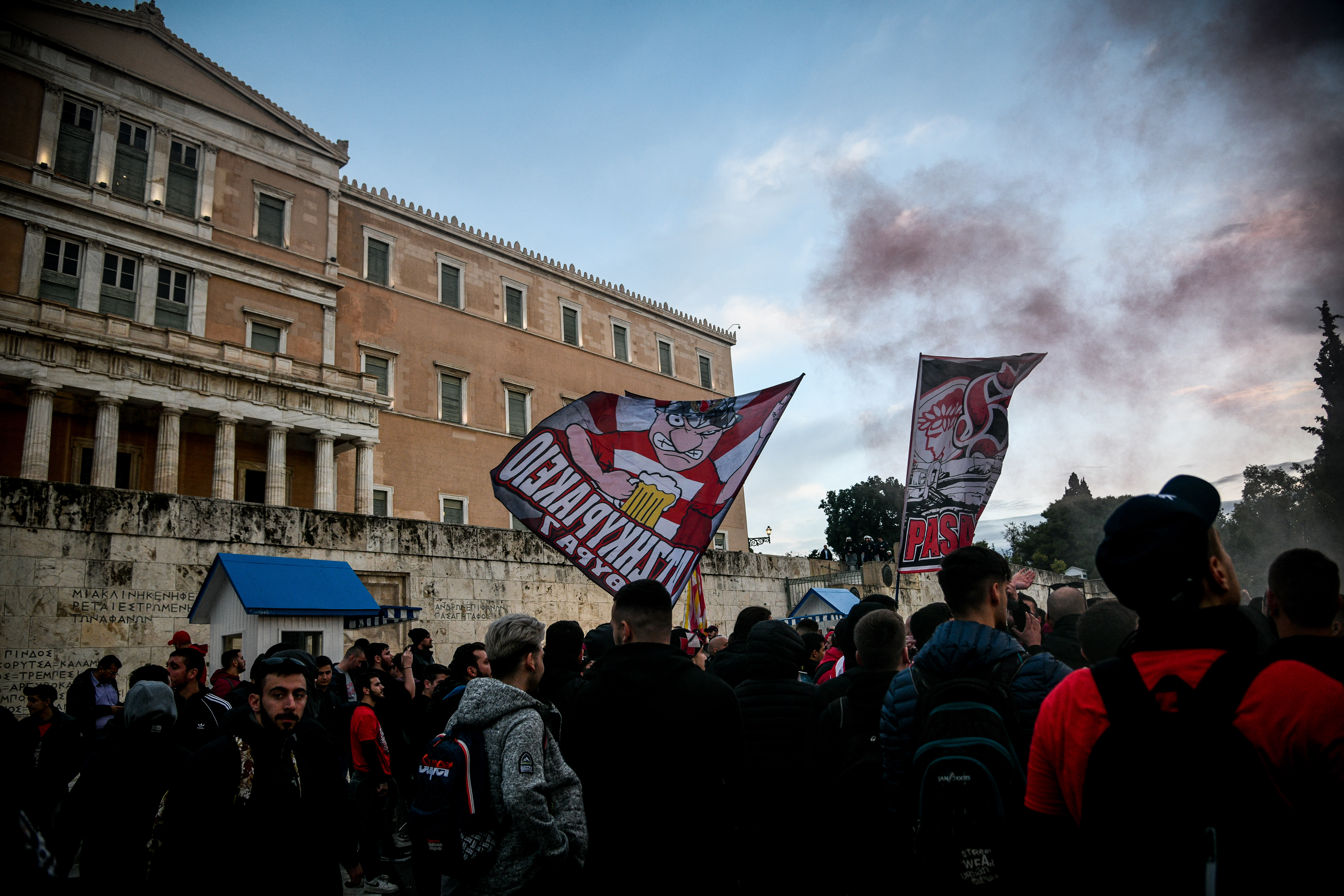 Ολυμπιακός – Ερυθρός Αστέρας: “Έκλεισαν” το Σύνταγμα οπαδοί των δύο ομάδων – Πανικός στους δρόμους [pics&vid]