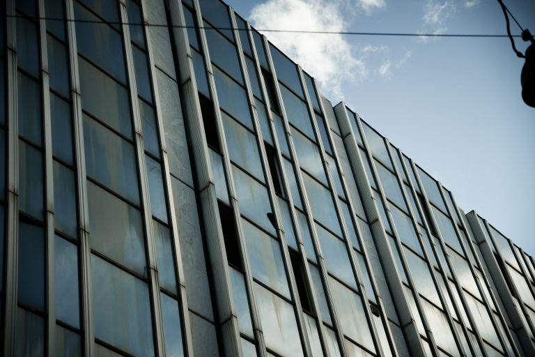 Κουκάκι: Υπάλληλος της Περιφέρειας Αττικής ο άνδρας που έπεσε στο κενό