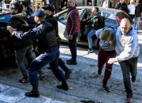 Άγιοι Θεόδωροι: Ένταση έξω από τα δικαστήρια για το έγκλημα [pics]