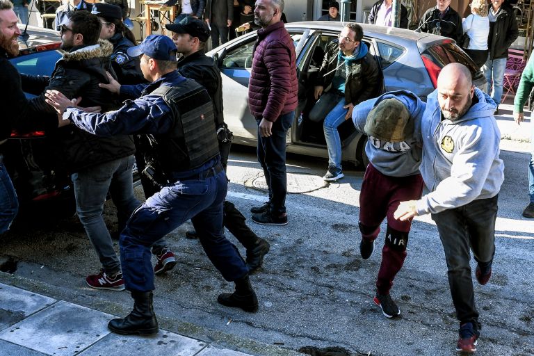 Άγιοι Θεόδωροι: Ένταση έξω από τα δικαστήρια για το έγκλημα [pics]
