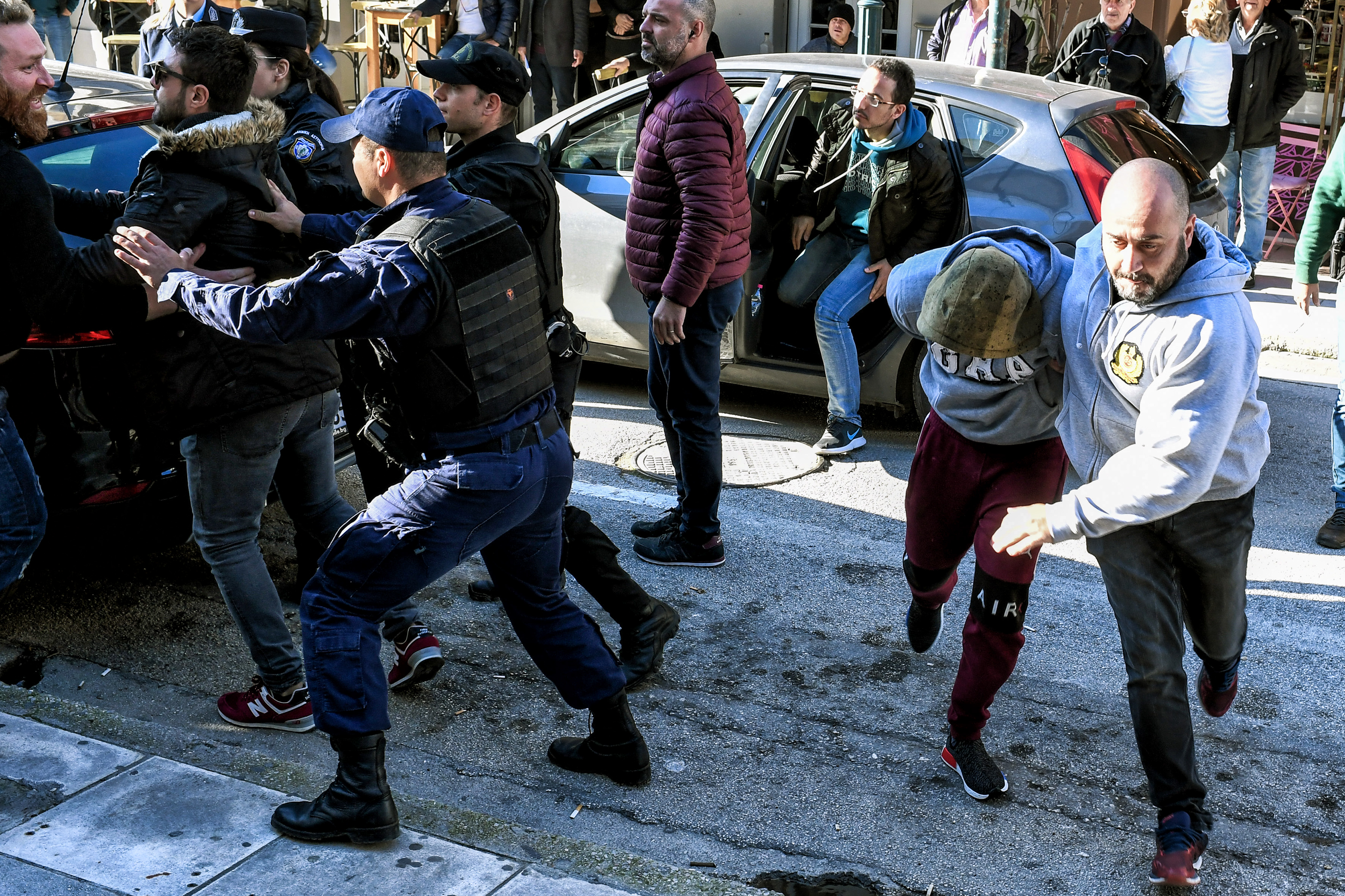 Άγιοι Θεόδωροι: Ένταση έξω από τα δικαστήρια για το έγκλημα [pics]