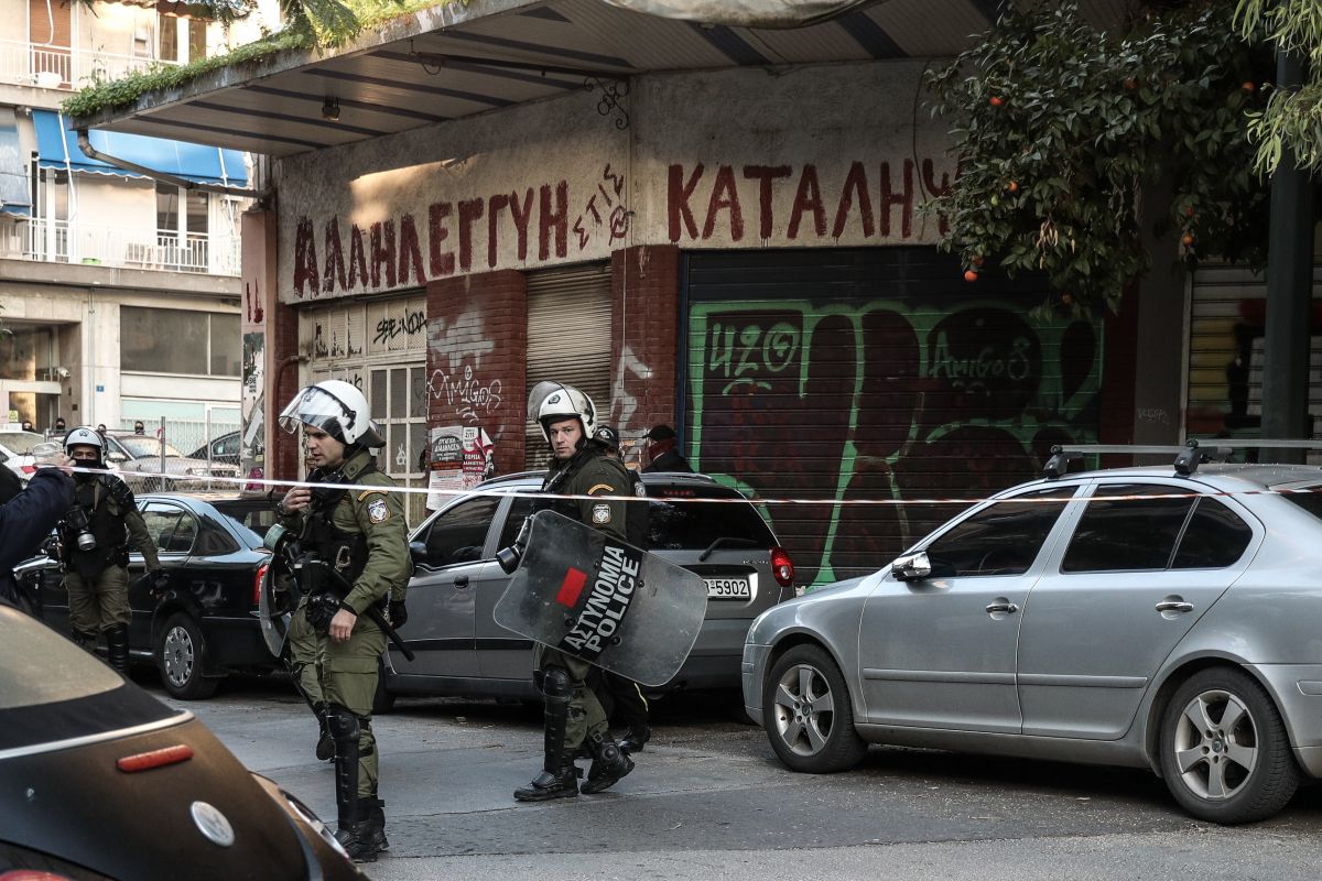 Αθήνα: Τριπλή επιχείριση εκκένωσης καταλήψεων – Ένταση στο Κουκάκι και συλλήψεις [vid]