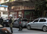 Αθήνα: Τριπλή επιχείριση εκκένωσης καταλήψεων – Ένταση στο Κουκάκι και συλλήψεις [vid]