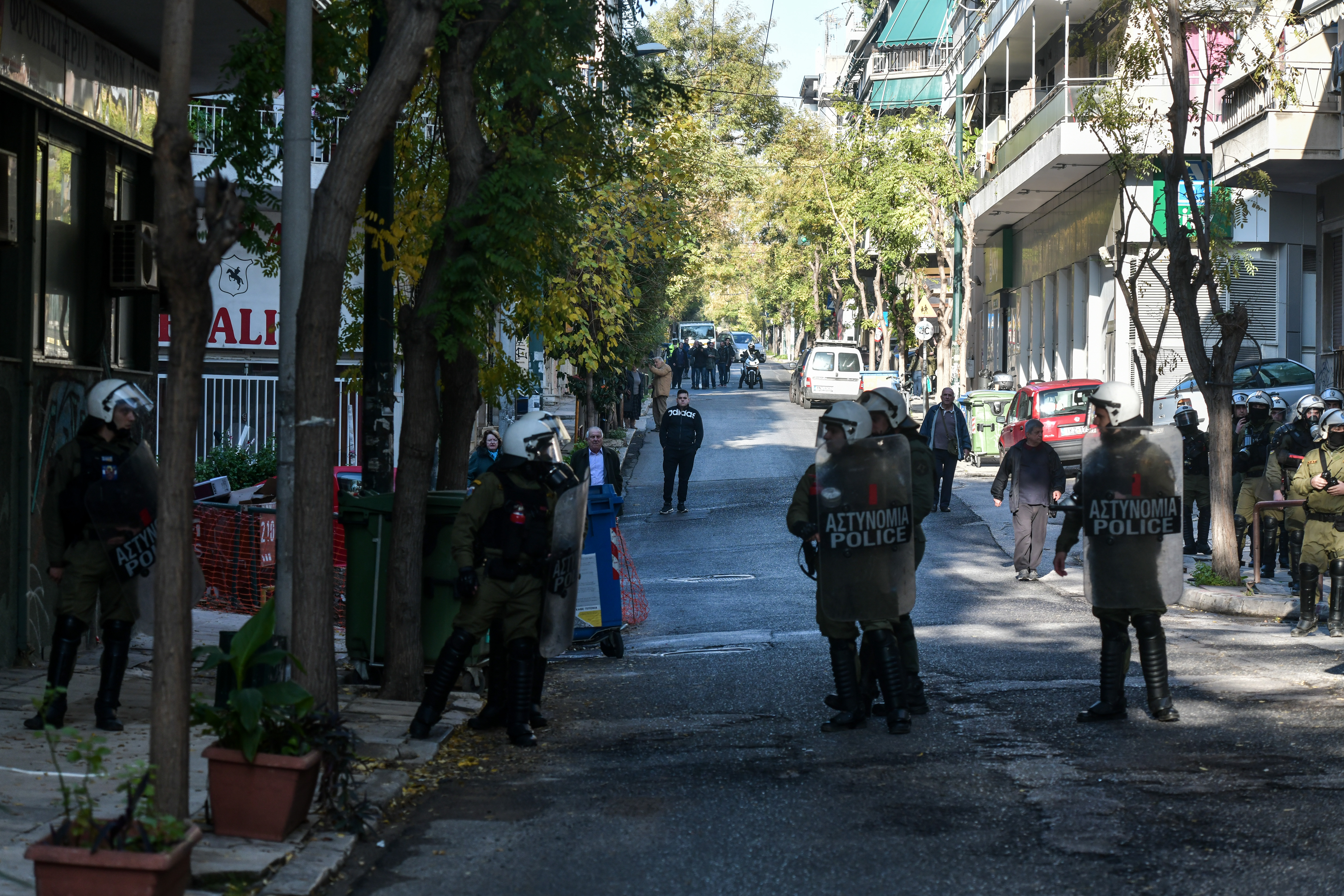 Κουκάκι: Αυτά έγιναν στην επιχείρηση σύμφωνα με την ΕΛ.ΑΣ. – Εννέα συλλήψεις, τρεις τραυματίες
