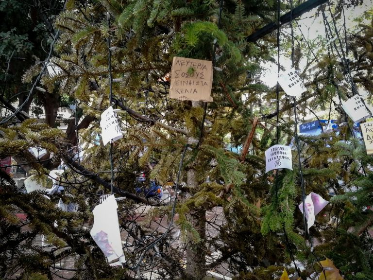 Εξάρχεια: Στολίστηκε τελικά το δέντρο με… δακρυγόνα και το σήμα της Αναρχίας [pics]