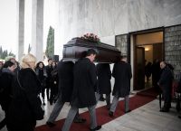 Θάνος Μικρούτσικος: Πλήθος κόσμου αποχαιρέτησε τον σπουδαίο μουσικοσυνθέτη [pics]