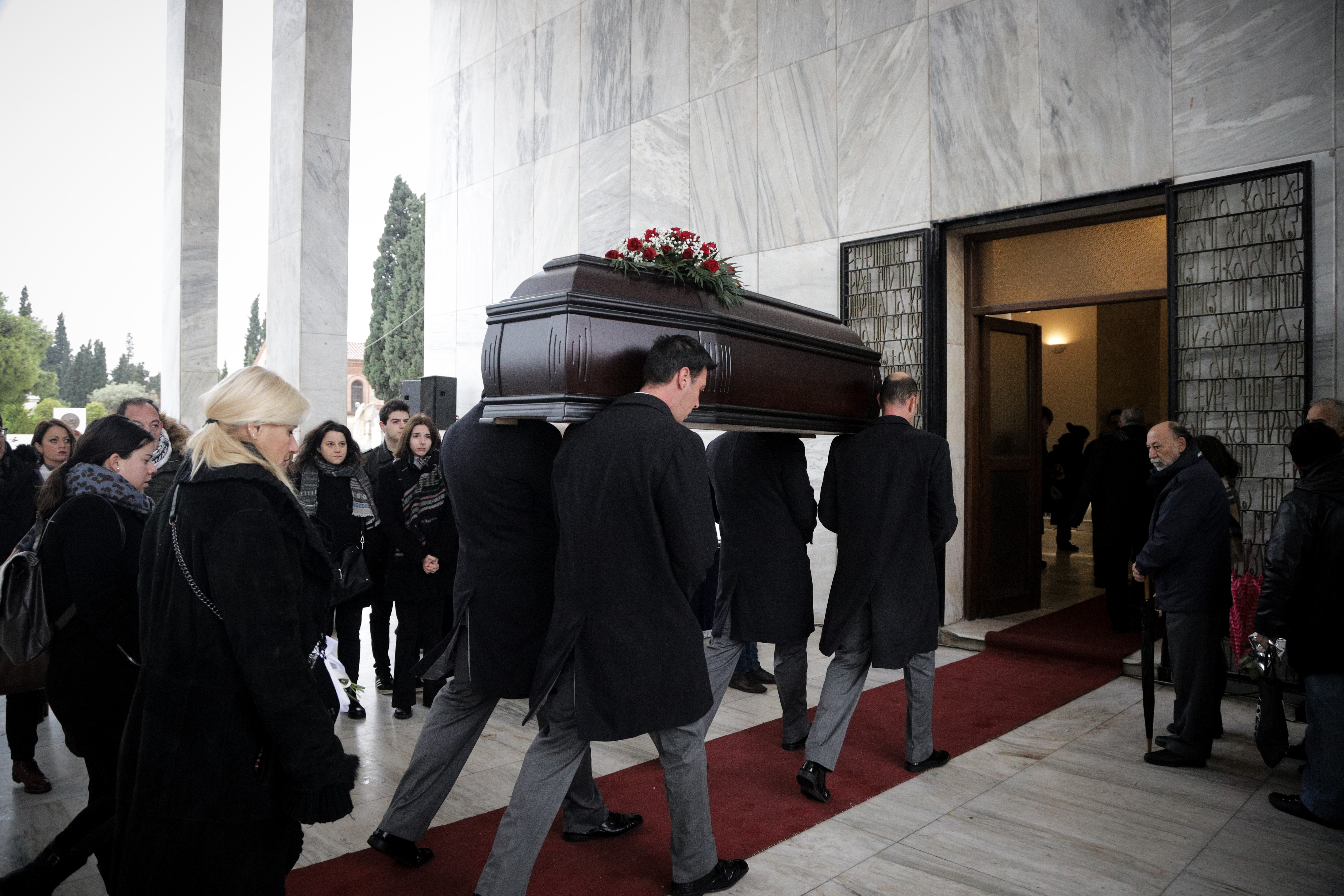 Θάνος Μικρούτσικος: Πλήθος κόσμου αποχαιρέτησε τον σπουδαίο μουσικοσυνθέτη [pics]