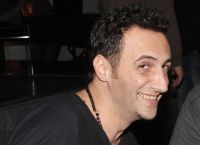 Άγριες Μέλισσες: Ο «Κυριάκος» από τη σειρά παντρεύτηκε – Αυτή είναι η σύζυγός του