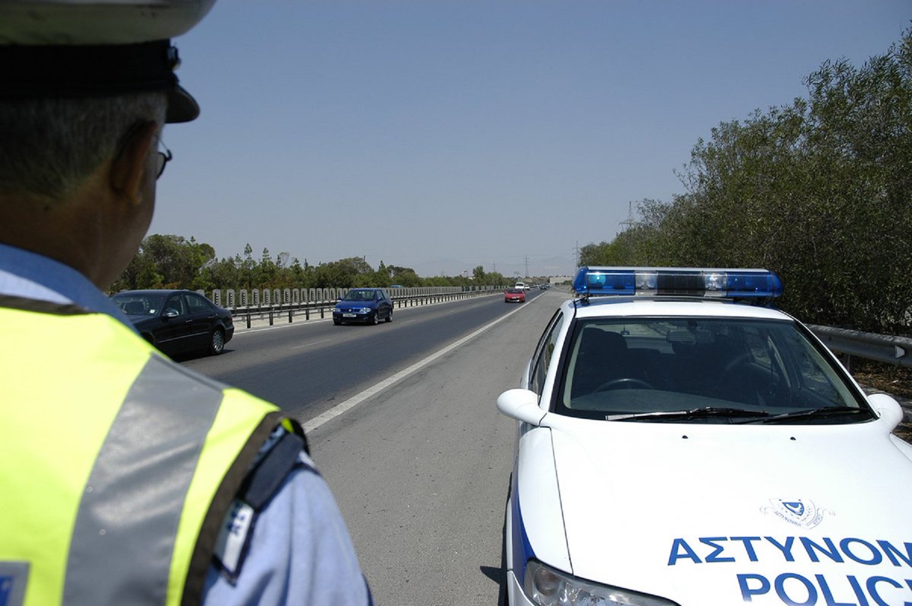 Κινηματογραφική καταδίωξη: Γυναίκα συγκρούστηκε με 4 περιπολικά για να αποφύγει τον έλεγχο