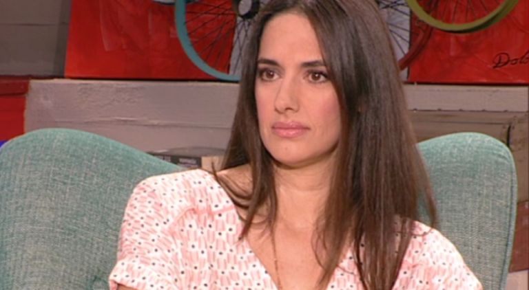 Τρέλανε κόσμο στη Βουλή η Νόνη Δούνια ντυμένη στα κατακόκκινα [pics]