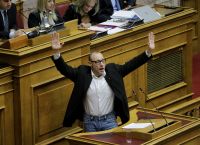 Κλέων Γρηγοριάδης: Ανέβηκε στο βήμα της Βουλής και φώναξε “παραδίνομαι” [vid]