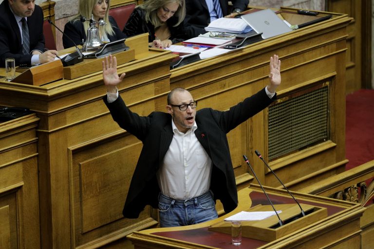 Κλέων Γρηγοριάδης: Ανέβηκε στο βήμα της Βουλής και φώναξε “παραδίνομαι” [vid]