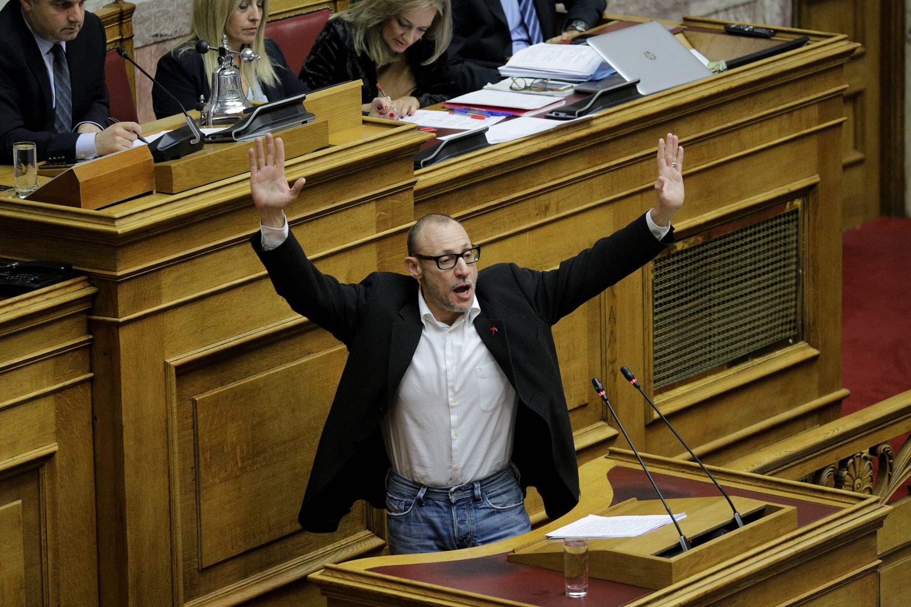 Κλέων Γρηγοριάδης: Ανέβηκε στο βήμα της Βουλής και φώναξε “παραδίνομαι” [vid]