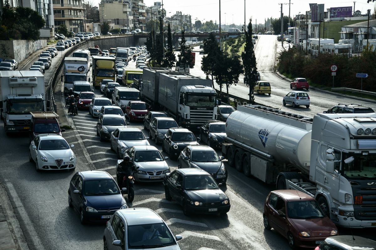 Κίνηση στους δρόμους: “Κόλαση” στον Κηφισό – Μποτιλιάρισμα χιλιομέτρων λόγω καραμπόλας στο ρεύμα προς Λαμία