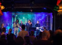 Los Dos o Más: Στον Σταυρό του Νότου