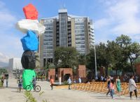 Όρος του Μεδεγίν: Το πολύχρωμο και περίεργο γλυπτό του Ugo Rondinone [pics]