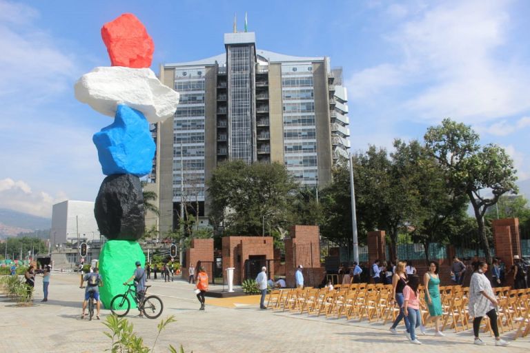 Όρος του Μεδεγίν: Το πολύχρωμο και περίεργο γλυπτό του Ugo Rondinone [pics]