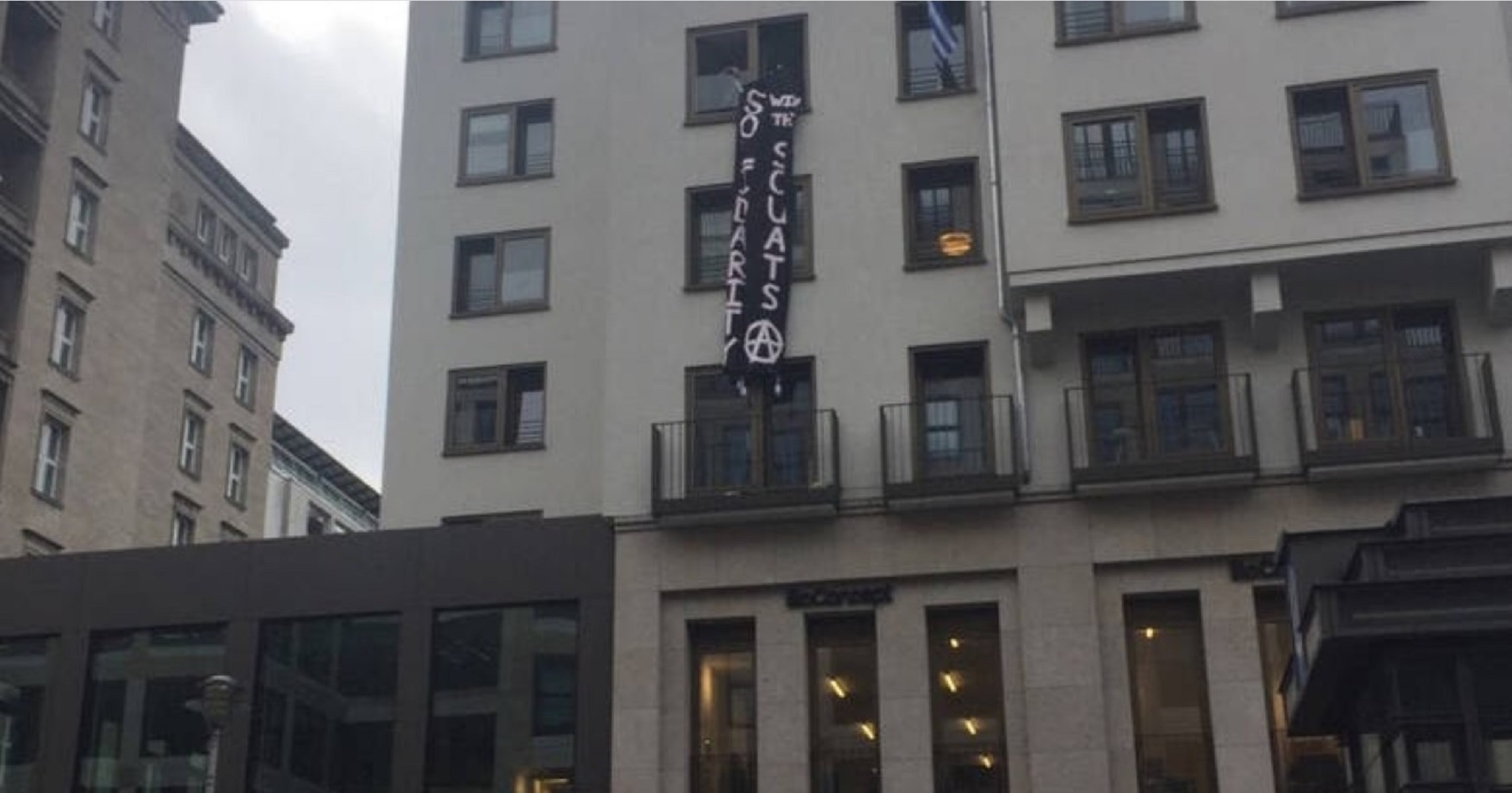 Βερολίνο: Ομάδα αναρχικών κατέλαβε την ελληνική πρεσβεία [pic]