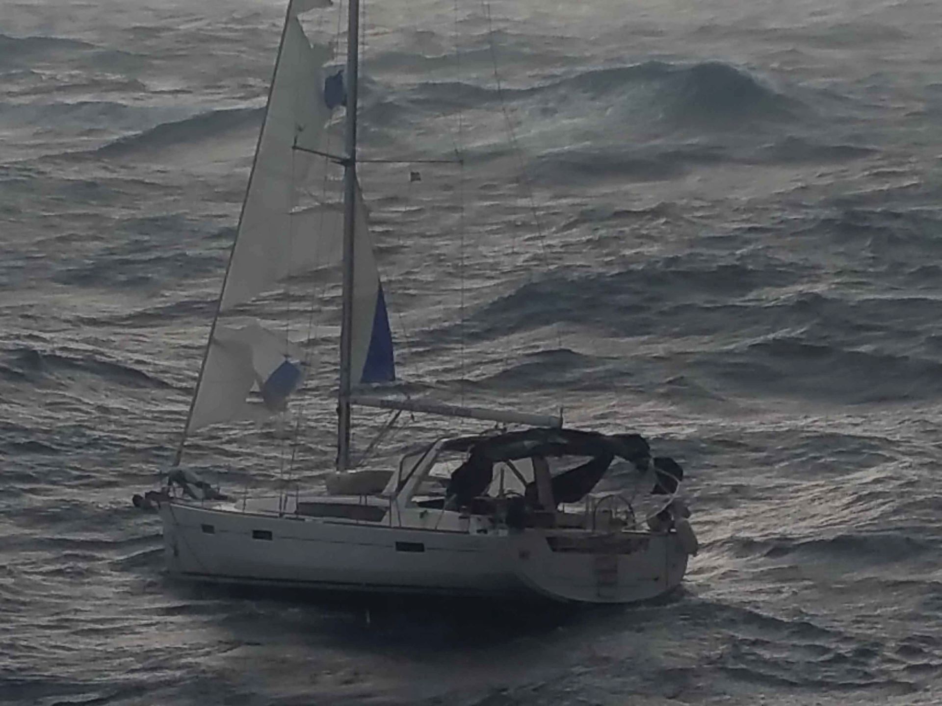 Σαρωνικός: Διασώθηκαν οι τέσσερις επιβαίνοντες του ιστιοφόρου