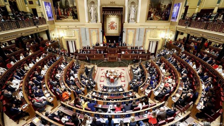 Ισπανία: Προσέγγιση Σοσιαλιστών – Καταλανών για το σχηματισμό κυβέρνησης