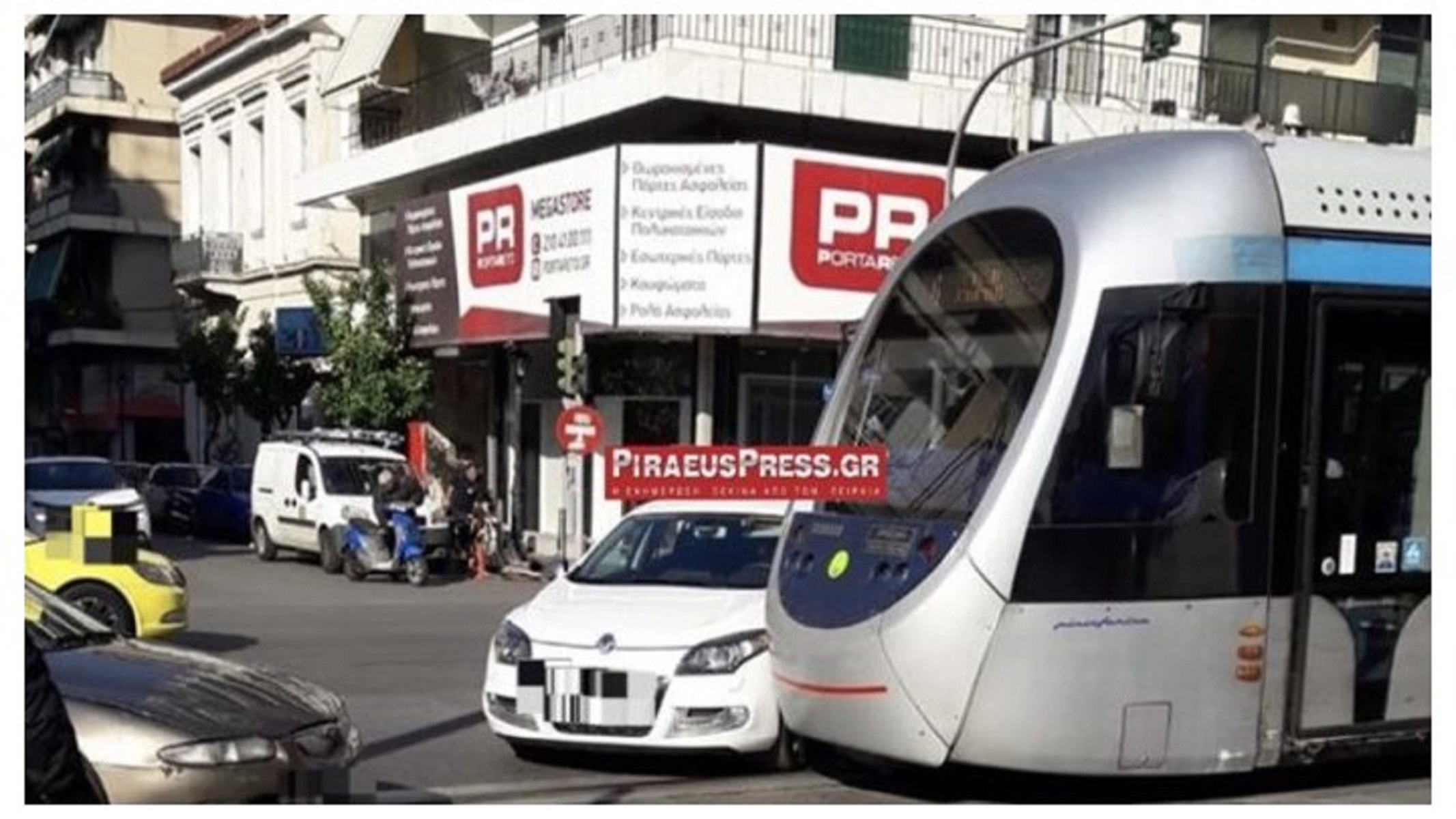 Πειραιάς: Αυτοκίνητο συγκρούστηκε με το τραμ