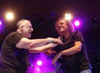 Θάνος Μικρούτσικος: Πώς τον αποχαιρέτισε ο Παπακωνσταντίνου επί σκηνής [vid]