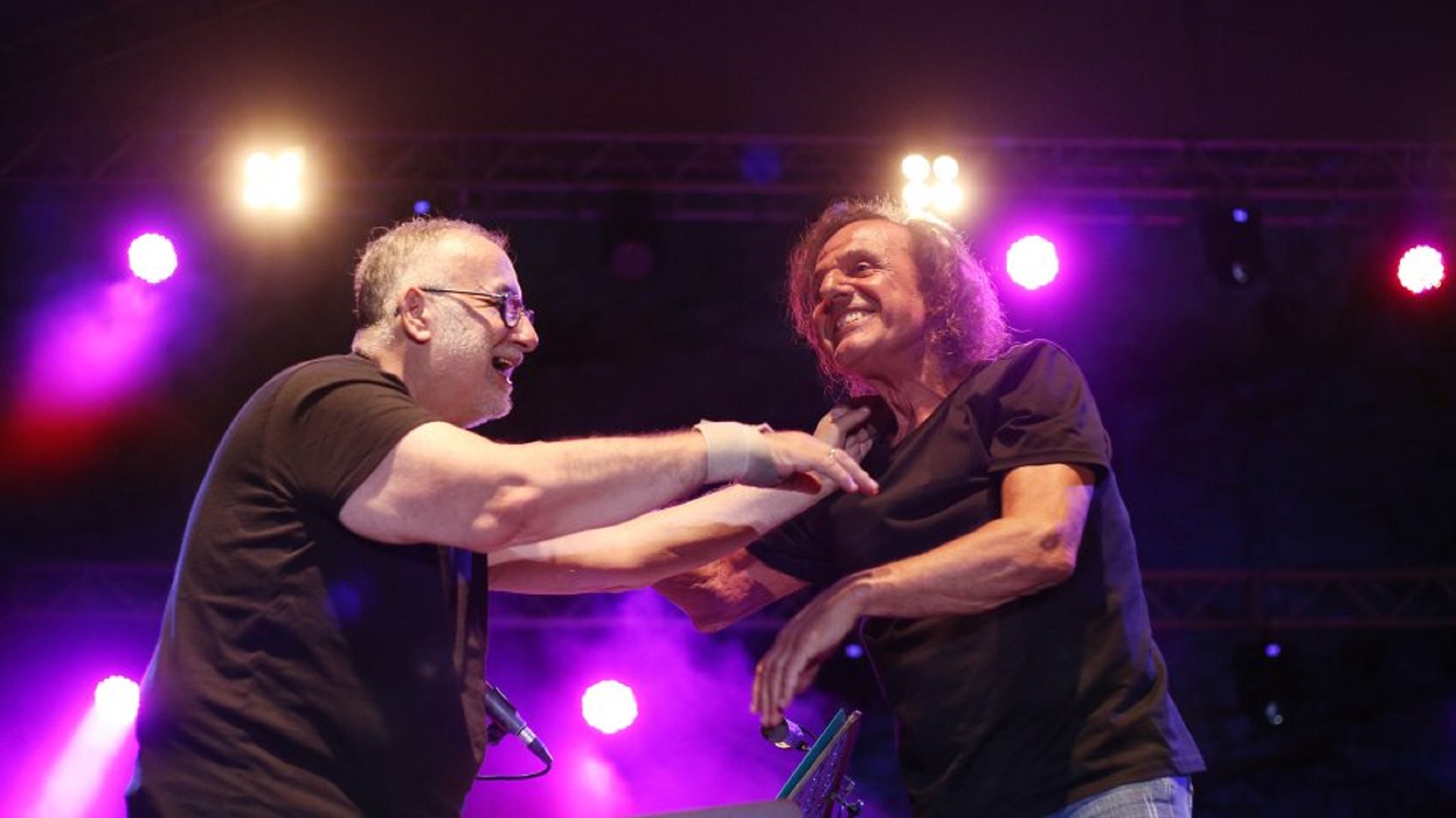 Θάνος Μικρούτσικος: Πώς τον αποχαιρέτισε ο Παπακωνσταντίνου επί σκηνής [vid]